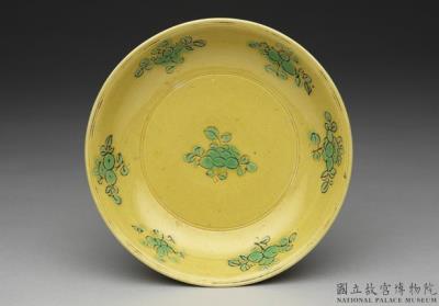 图片[2]-Yellow dish with green flower and fruit design, Ming dynasty, Jiajing reign (1522-1566)-China Archive